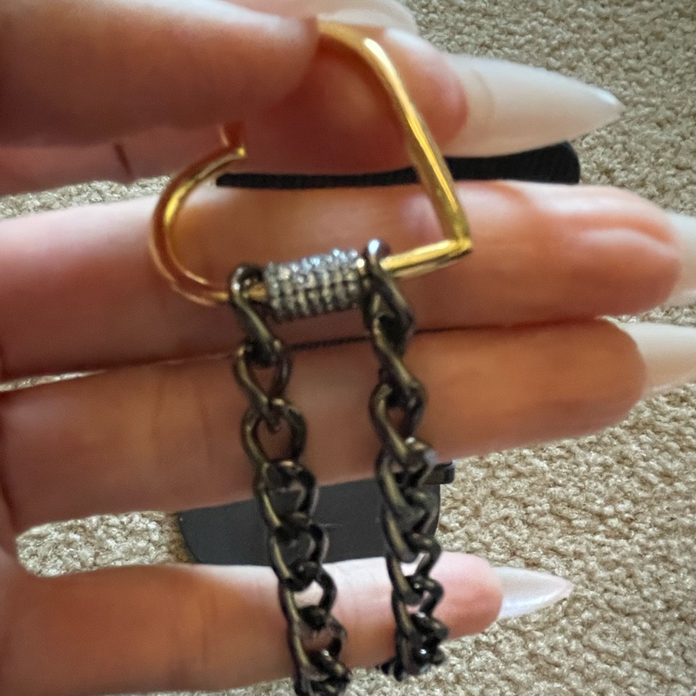 Semi chocker necklace. Gold hear and black metal links.
